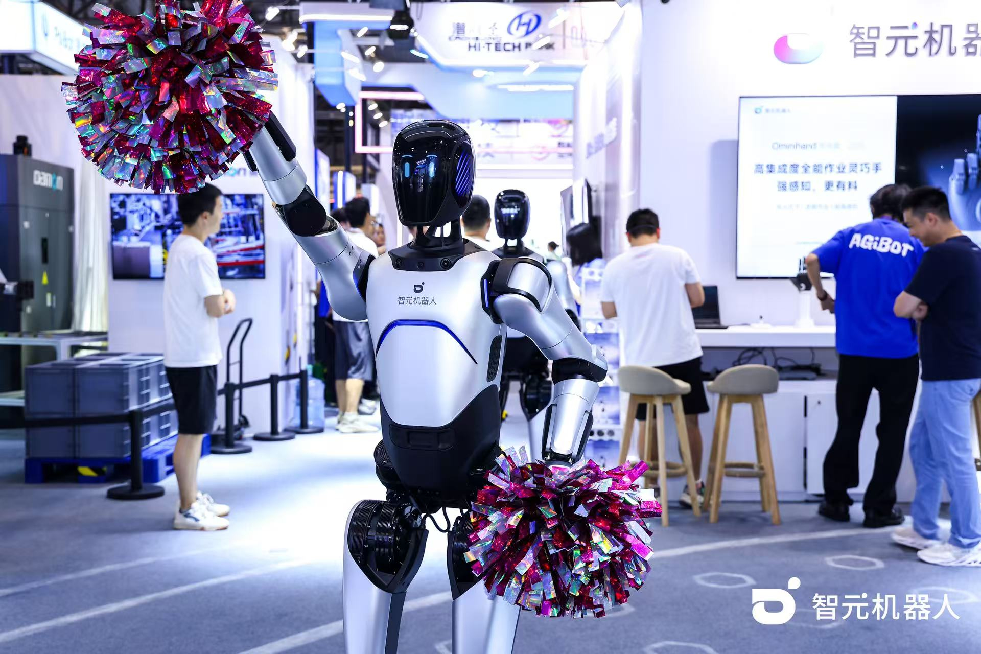 G22恒峰机器人 WAIC 首日展台火爆，机器人家族集体打工忙不停